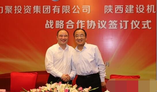 近日，陜建機械與安徽力聚簽訂戰(zhàn)略合作協(xié)議，陜建機械董事長楊宏軍，副總經理、營銷總監(jiān)賀衛(wèi)東，安徽力聚投資集團董事長宋執(zhí)壽，黨支部書記陳邦勤以及安徽潤路公司總經理杜永龍等單位領導出席了會議